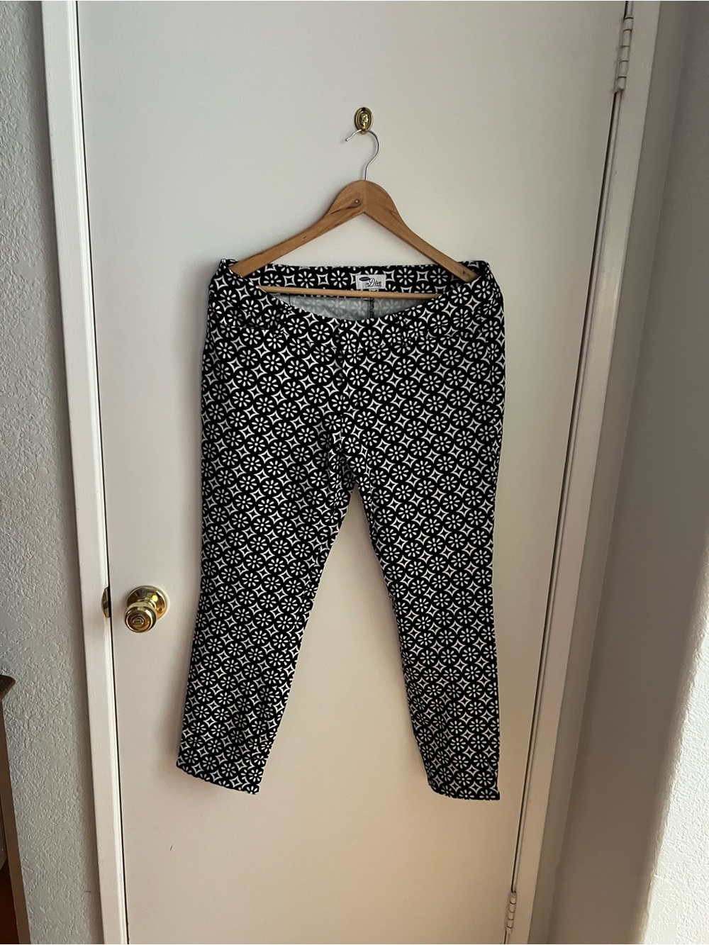 Old Navy Black and White Patterned Capris